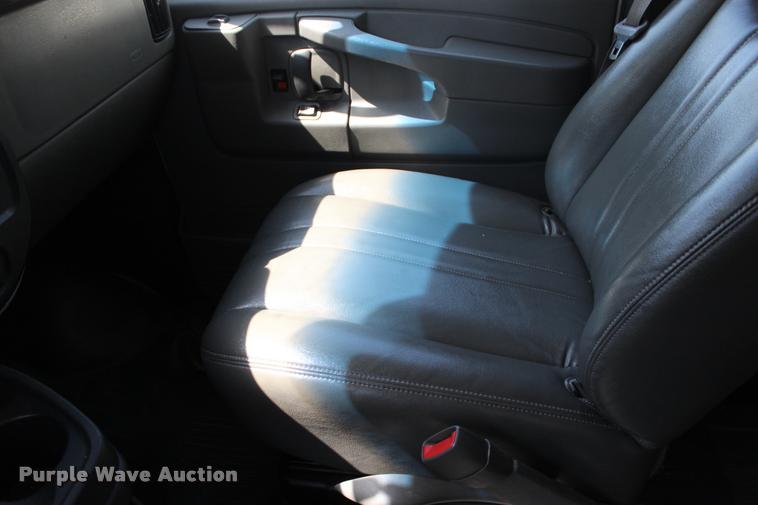 image for item L3157 2006 Chevrolet Express 3500 Extended van
