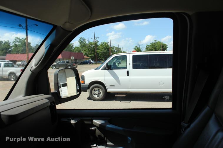 image for item L3157 2006 Chevrolet Express 3500 Extended van