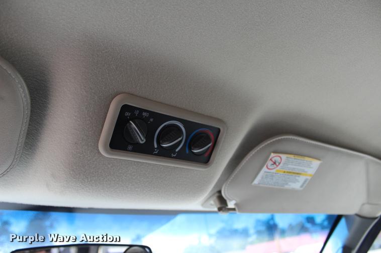 image for item L3157 2006 Chevrolet Express 3500 Extended van