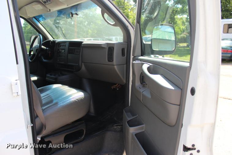 image for item L3157 2006 Chevrolet Express 3500 Extended van