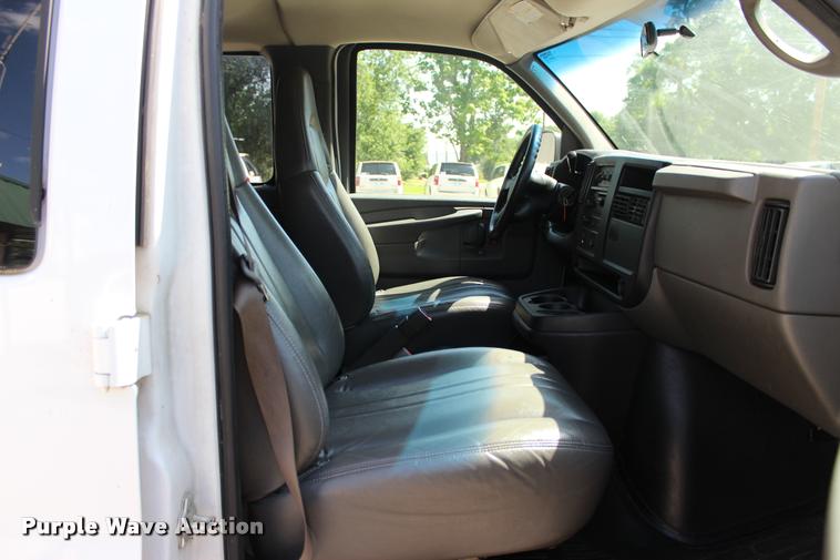 image for item L3157 2006 Chevrolet Express 3500 Extended van