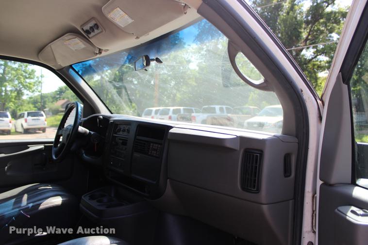 image for item L3157 2006 Chevrolet Express 3500 Extended van