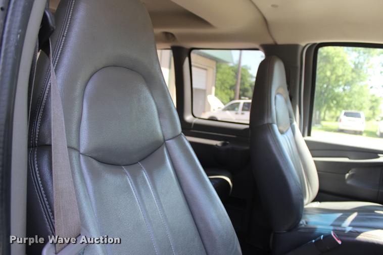 image for item L3157 2006 Chevrolet Express 3500 Extended van