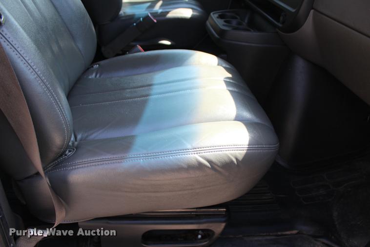 image for item L3157 2006 Chevrolet Express 3500 Extended van