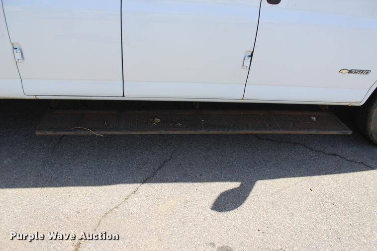 image for item L3157 2006 Chevrolet Express 3500 Extended van