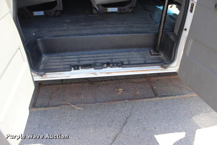 image for item L3157 2006 Chevrolet Express 3500 Extended van