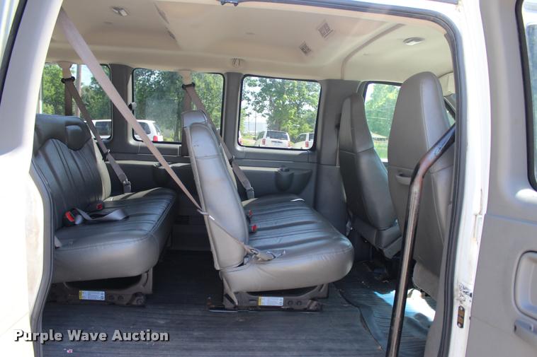 image for item L3157 2006 Chevrolet Express 3500 Extended van
