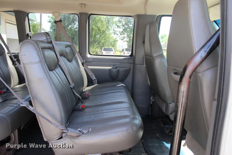 image for item L3157 2006 Chevrolet Express 3500 Extended van