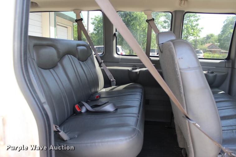 image for item L3157 2006 Chevrolet Express 3500 Extended van
