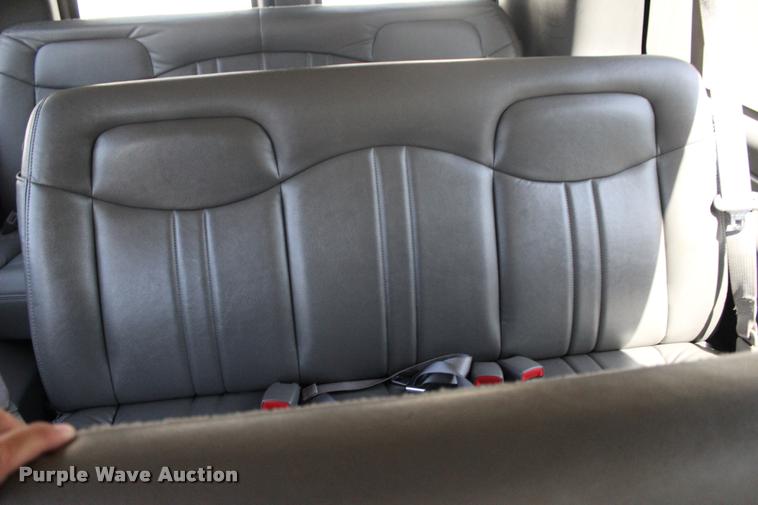 image for item L3157 2006 Chevrolet Express 3500 Extended van