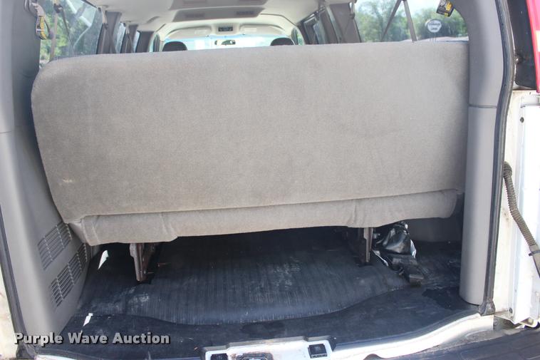 image for item L3157 2006 Chevrolet Express 3500 Extended van