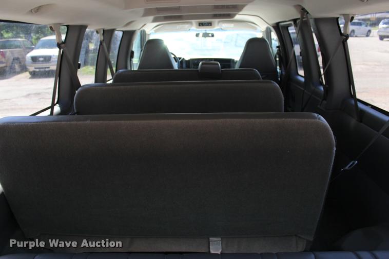 image for item L3157 2006 Chevrolet Express 3500 Extended van