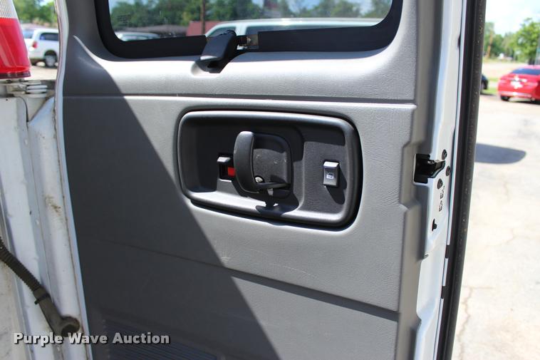 image for item L3157 2006 Chevrolet Express 3500 Extended van
