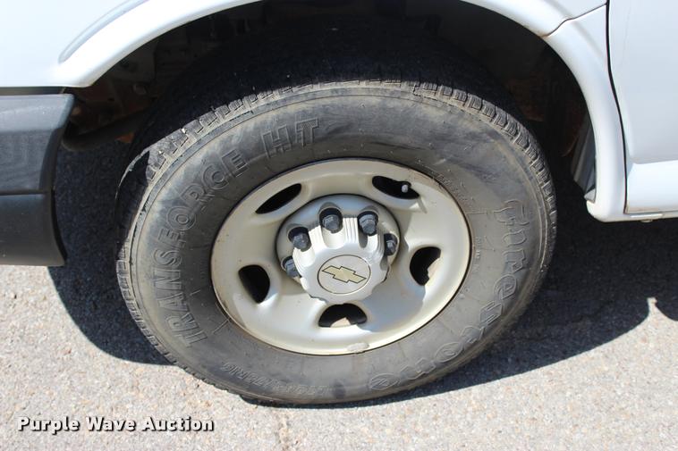 image for item L3157 2006 Chevrolet Express 3500 Extended van