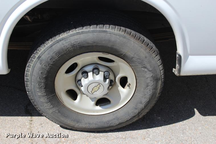 image for item L3157 2006 Chevrolet Express 3500 Extended van
