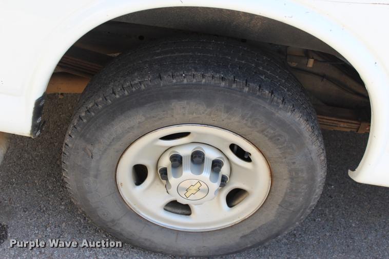 image for item L3157 2006 Chevrolet Express 3500 Extended van