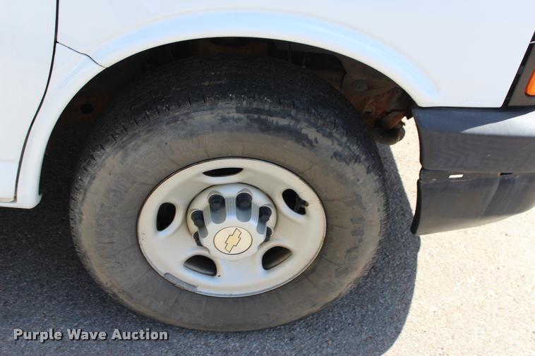 image for item L3157 2006 Chevrolet Express 3500 Extended van