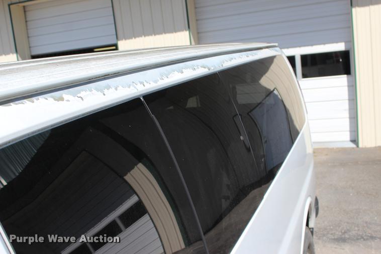 image for item L3157 2006 Chevrolet Express 3500 Extended van