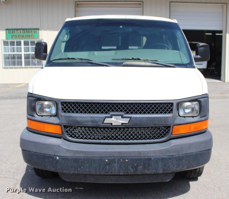 image for item L3158 2006 Chevrolet Express 3500 van