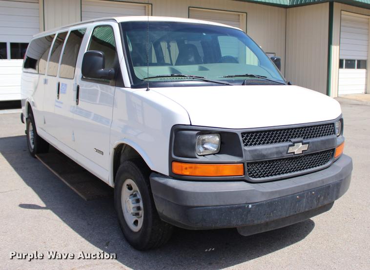 image for item L3158 2006 Chevrolet Express 3500 van
