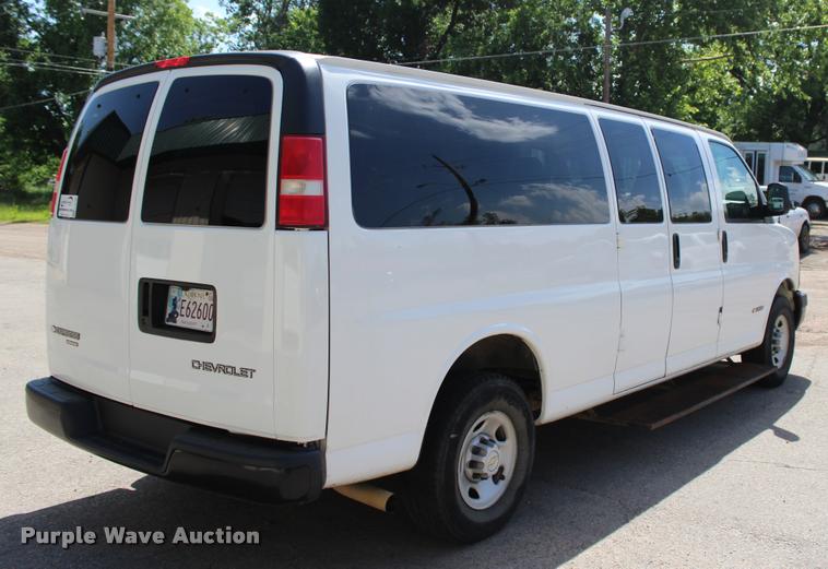 image for item L3158 2006 Chevrolet Express 3500 van