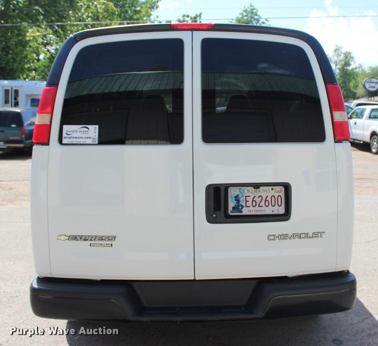 image for item L3158 2006 Chevrolet Express 3500 van
