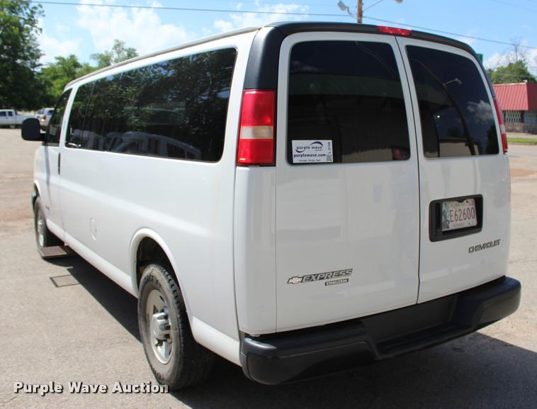 image for item L3158 2006 Chevrolet Express 3500 van