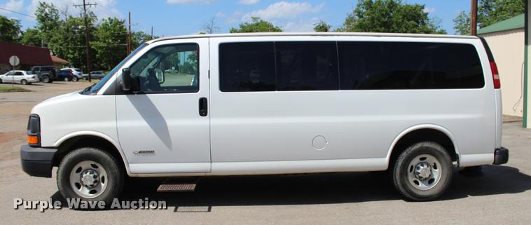 image for item L3158 2006 Chevrolet Express 3500 van