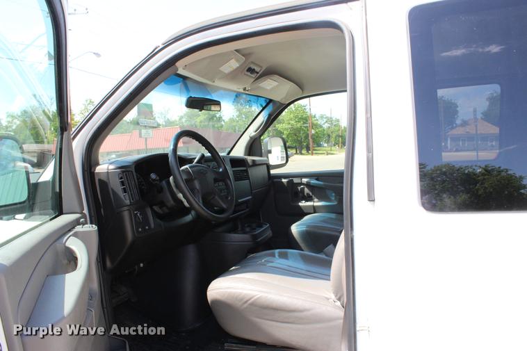 image for item L3158 2006 Chevrolet Express 3500 van