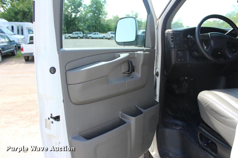 image for item L3158 2006 Chevrolet Express 3500 van