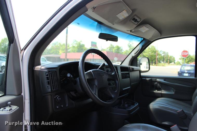 image for item L3158 2006 Chevrolet Express 3500 van