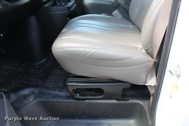 image for item L3158 2006 Chevrolet Express 3500 van