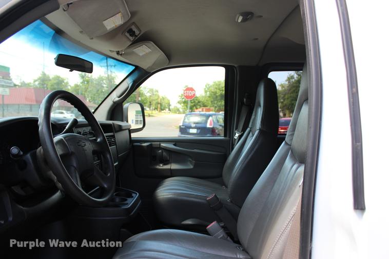 image for item L3158 2006 Chevrolet Express 3500 van