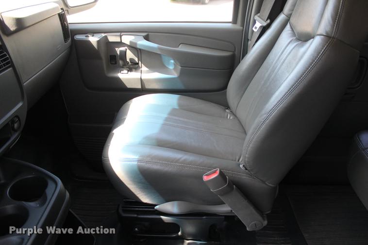 image for item L3158 2006 Chevrolet Express 3500 van