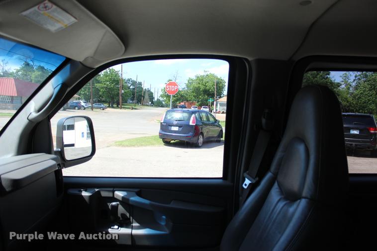 image for item L3158 2006 Chevrolet Express 3500 van