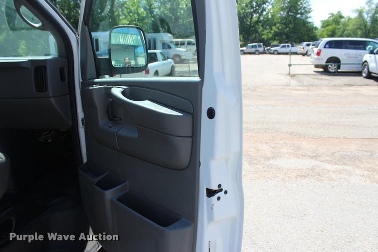 image for item L3158 2006 Chevrolet Express 3500 van