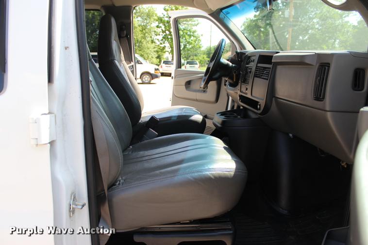 image for item L3158 2006 Chevrolet Express 3500 van