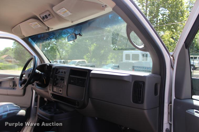 image for item L3158 2006 Chevrolet Express 3500 van
