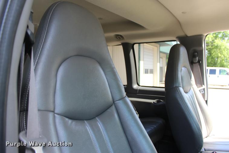 image for item L3158 2006 Chevrolet Express 3500 van