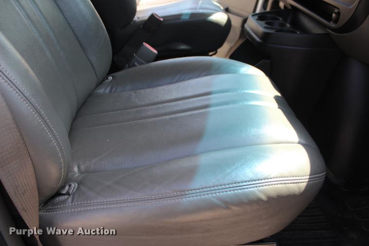 image for item L3158 2006 Chevrolet Express 3500 van