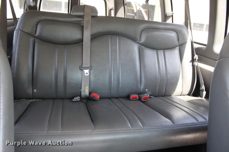 image for item L3158 2006 Chevrolet Express 3500 van
