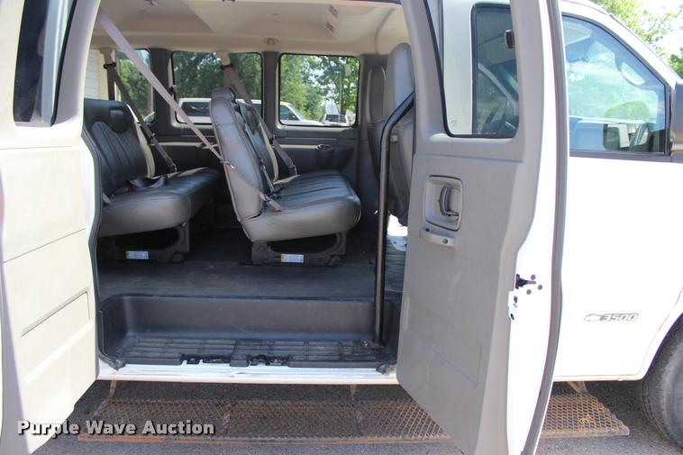 image for item L3158 2006 Chevrolet Express 3500 van