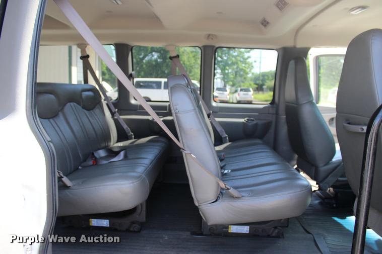 image for item L3158 2006 Chevrolet Express 3500 van