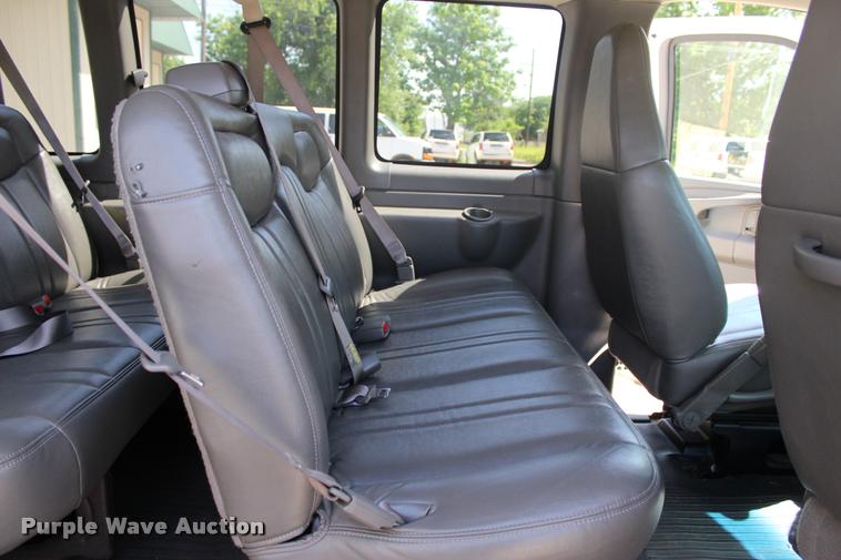 image for item L3158 2006 Chevrolet Express 3500 van