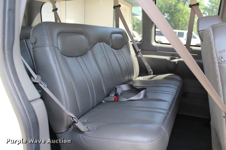 image for item L3158 2006 Chevrolet Express 3500 van