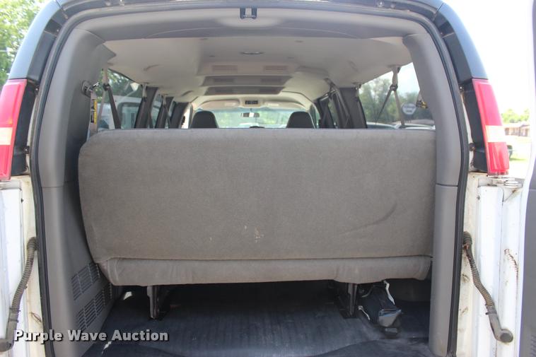 image for item L3158 2006 Chevrolet Express 3500 van