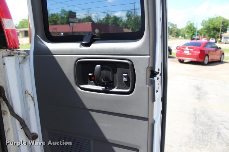 image for item L3158 2006 Chevrolet Express 3500 van
