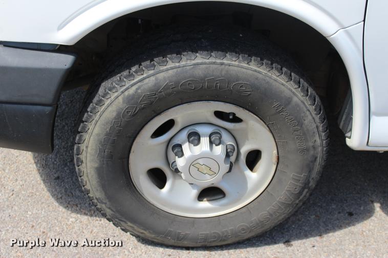 image for item L3158 2006 Chevrolet Express 3500 van
