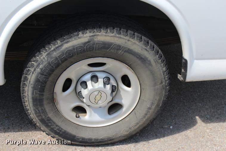 image for item L3158 2006 Chevrolet Express 3500 van