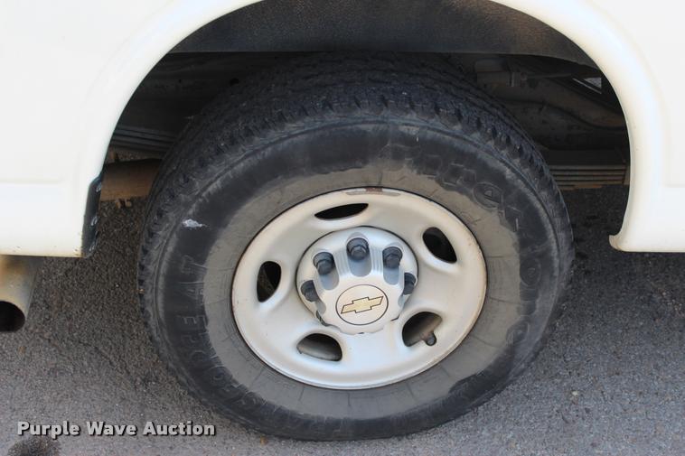 image for item L3158 2006 Chevrolet Express 3500 van